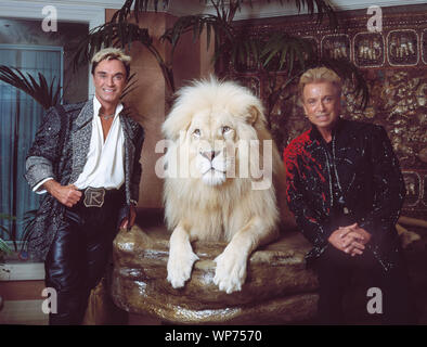 Las Vegas, Nevada il rivestimento padiglione illusionists Siegfried & Roy (Siegried Fischbacher e Roy clacson) nel loro appartamento privato al Mirage Hotel sulla Strip di Las Vegas, insieme a uno di loro di eseguire white Lions Foto Stock