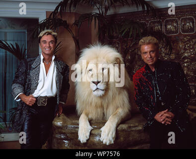 Las Vegas, Nevada il rivestimento padiglione illusionists Siegfried & Roy (Siegried Fischbacher e Roy clacson) nel loro appartamento privato al Mirage Hotel sulla Strip di Las Vegas, insieme a uno di loro di eseguire white Lions Foto Stock