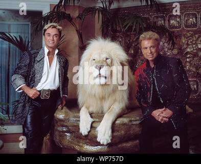 Las Vegas, Nevada il rivestimento padiglione illusionists Siegfried & Roy (Siegried Fischbacher e Roy clacson) nel loro appartamento privato al Mirage Hotel sulla Strip di Las Vegas, insieme a uno di loro di eseguire white Lions Foto Stock