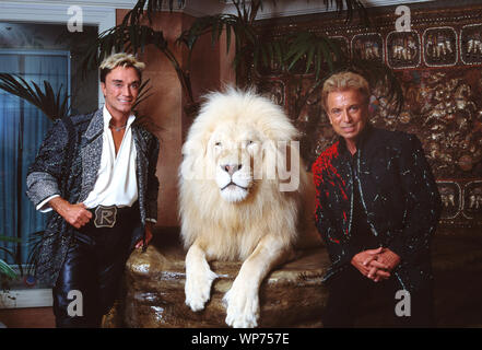 Las Vegas, Nevada il rivestimento padiglione illusionists Siegfried & Roy (Siegried Fischbacher e Roy clacson) nel loro appartamento privato al Mirage Hotel sulla Strip di Las Vegas, insieme a uno di loro di eseguire white Lions Foto Stock