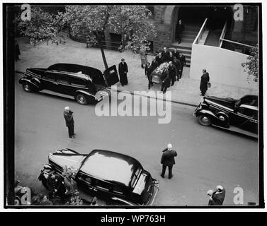 Ultimo riti per la moglie di WPA Amministrazione. Washington D.C., il 9 ottobre. Con il Presidente e la signora Roosevelt e amministrazione leader tra le persone in lutto, servizi funebri sono state condotte per la Sig.ra Harry Hopkins, moglie del WPA Amministratore, oggi al Mt. Piacevole Chiesa congregazionale. Questa foto mostra il cadavere come è stato sostenuto dalla Chiesa. 10/9/37 Foto Stock