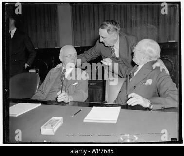 Last-minute huddle. Washington D.C., nov. 4. La casa i modi e i mezzi del sottocomitato ha avviato oggi la considerazione di una revisione generale della legge federale struttura delle entrate. La sessione di oggi che è stato esecutivo è stata dedicata principalmente alla discussione della procedura. Nella foto, da sinistra a destra: sost. Allen Treadway, della messa.; Rep. Fred [...]on, del Kentucky, Presidente; e sost. Frank Orother, di New York. 11/4/37 Foto Stock