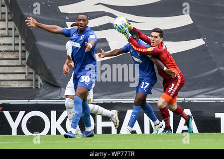 Milton Keynes, Regno Unito. 07Th Sep, 2019. MK Dons Portiere Lee Nicholls di MK Dons salva sopra la testa di Michael Folivi di AFC Wimbledon durante il cielo EFL scommettere League 1 match tra Milton Keynes Dons e AFC Wimbledon stadium:mk, Milton Keynes, in Inghilterra il 7 settembre 2019. Foto di Ken scintille. Solo uso editoriale, è richiesta una licenza per uso commerciale. Nessun uso in scommesse, giochi o un singolo giocatore/club/league pubblicazioni. Credit: UK Sports Pics Ltd/Alamy Live News Foto Stock