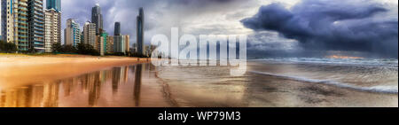 Tempestose nuvole di pioggia oltre oceano Pacifico presso sunrise muovendo verso la parte anteriore della città di Surfers Paradise City CBD off spiaggia sabbiosa su Australian Gold Coast in w Foto Stock