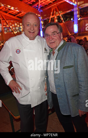 Tutzing, Germania. 07Th Sep, 2019. Star Chef Alsons Schuhbeck (l) e l'attore Elmar Wepper sorriso alla serata evento del Tabaluga Golf Cup per il beneficio di Michel Roll Foundation nel maneggio hall dell'Tabaluga bambini la fondazione all'Greinwaldhof. Credito: Ursula Düren/dpa/Alamy Live News Foto Stock