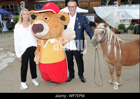 Tutzing, Germania. 07Th Sep, 2019. Cameraman Gernot Roll proviene per la serata della Tabaluga Golf Cup per il beneficio di Michel Roll Foundation nel maneggio hall dell'Tabaluga bambini la fondazione all'Greinwaldhof. Credito: Ursula Düren/dpa/Alamy Live News Foto Stock