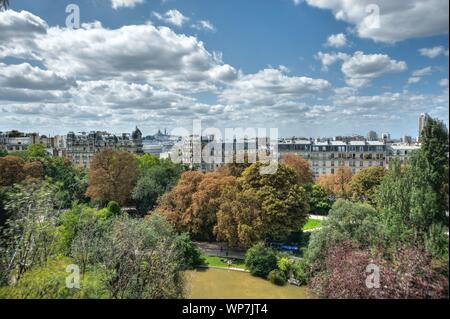 Der parco Buttes-Chaumont ist ein Landschaftsgarten englischen Stils im nordöstlichen 19. Arrondissement von Paris. 1867 zur Weltausstellung unter Foto Stock