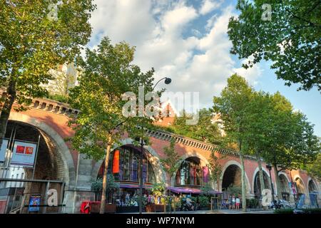 Die Coulée Verte René-Dumont ist ein 4,5 chilometro langer Parkwanderweg, der zunächst entlang der Avenue Daumesnil im 12. Arrondissement von Paris füh Foto Stock