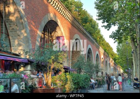 Die Coulée Verte René-Dumont ist ein 4,5 chilometro langer Parkwanderweg, der zunächst entlang der Avenue Daumesnil im 12. Arrondissement von Paris füh Foto Stock