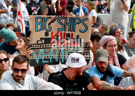 Venezia, Italia. 7 Sep, 2019. La gente a prendere parte a un sit-in per la tutela dell'ambiente a Venezia, Italia, il 7 settembre 7, 2019. Pacificamente per rubare la scena centrale per alcune ore il sabato, vari gruppi civici ha lanciato un grido per la protezione dell'ambiente sull'ultima e decisiva giornata del Festival del Cinema di Venezia. Credito: Liu Yongqiu/Xinhua/Alamy Live News Foto Stock