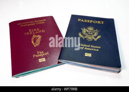 Doppia cittadinanza Concetto di immagine con irlandese e il passaporto americano. Sotto la cittadinanza irlandese e la legge sulla cittadinanza del 1956, i cittadini degli Stati Uniti Foto Stock