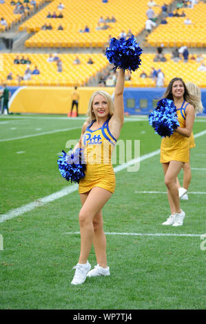 Pittsburgh, PA, Stati Uniti d'America. 7 Sep, 2019. Pitt Cheerleaders durante il Pitts Panthers vs Ohio Bobcats a Heinz Field di Pittsburgh, PA. Jason Pohuski/CSM/Alamy Live News Foto Stock