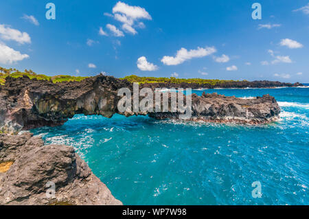 Onde che si infrangono sulle rocce in una giornata di sole durante una vista spettacolare dell'oceano sulla strada di Maui, Hawaii, STATI UNITI D'AMERICA Foto Stock