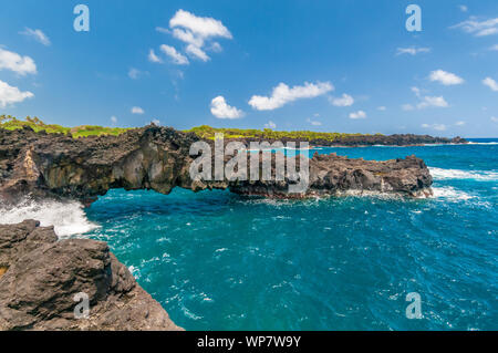 Onde che si infrangono sulle rocce in una giornata di sole durante una vista spettacolare dell'oceano sulla strada di Maui, Hawaii, STATI UNITI D'AMERICA Foto Stock