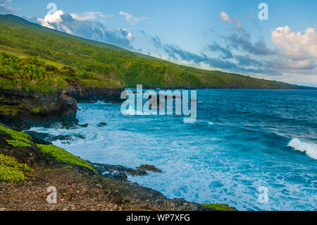 Onde che si infrangono sulla spiaggia come un oceano spettacolare vista sulla strada a Maui, Hawaii, STATI UNITI D'AMERICA Foto Stock