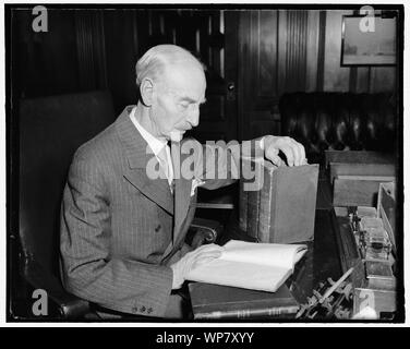 Bibliotecario del Congresso turni fuori 40 anni sul lavoro. Washington, 6 aprile il dott. Herbert Putnam è questa settimana per celebrare il suo quarantesimo anniversario come bibliotecario del Congresso. Ora 77, Dr. Putnam in teoria è diventato Bibliotecario emerito lo scorso 1 luglio, ma dato che il presidente Roosevelt non ha ancora nominato il suo successore, egli continua al suo posto. Egli è un nativo della città di New York dove era nato il 20 settembre 1861. 4-6-39 Foto Stock