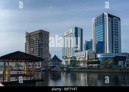 Kuching, Sarawak / Malesia - Luglio 29, 2019: un gazebo vuota dal fiume Sarawak affacciata su edifici e strutture lungo il lungomare di Kuching stretc Foto Stock