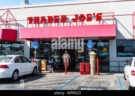 Agosto 24, 2019 San Mateo / CA / STATI UNITI D'AMERICA - Vista esterna dei commercianti di Joe supermercato situato nella baia di San Francisco Foto Stock