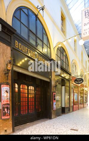 Passaggio di matrice de Choiseul ist eine überdachte Ladenpassage mit Glasdach aus der Ersten Hälfte des 19. Jahrhunderts im 2. Arrondissement di Parigi. Die Pa Foto Stock