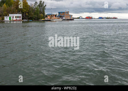 Case galleggianti sul grande lago di Slave in Yellowknife, Northwest Territories, Canada Foto Stock