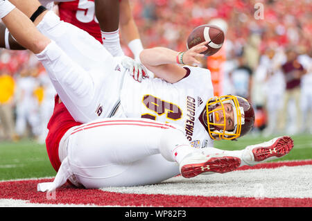 Madison, WI, Stati Uniti d'America. 7 Sep, 2019. Wisconsin Badgers fullback John Chenal #44 sacchi Central Michigan Chippewas punter Brady Buell #63 bussa la palla nella zona di estremità per una sicurezza durante il NCAA Football gioco tra la centrale Chippewas Michigan e Wisconsin Badgers a Camp Randall Stadium di Madison, WI. John Fisher/CSM/Alamy Live News Foto Stock