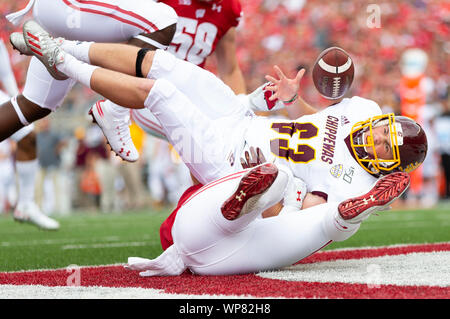 Madison, WI, Stati Uniti d'America. 7 Sep, 2019. Wisconsin Badgers fullback John Chenal #44 sacchi Central Michigan Chippewas punter Brady Buell #63 bussa la palla nella zona di estremità per una sicurezza durante il NCAA Football gioco tra la centrale Chippewas Michigan e Wisconsin Badgers a Camp Randall Stadium di Madison, WI. John Fisher/CSM/Alamy Live News Foto Stock