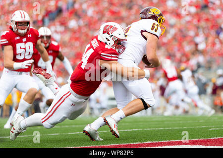 Madison, WI, Stati Uniti d'America. 7 Sep, 2019. Wisconsin Badgers fullback John Chenal #44 sacchi Central Michigan Chippewas punter Brady Buell #63 bussa la palla nella zona di estremità per una sicurezza durante il NCAA Football gioco tra la centrale Chippewas Michigan e Wisconsin Badgers a Camp Randall Stadium di Madison, WI. John Fisher/CSM/Alamy Live News Foto Stock