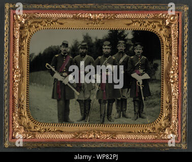 Il Tenente George W. Mullen, il Capitano James H. Walter, il Tenente George W. Wilson, la prima fila e il sergente William Cline ed il sergente Nicholas G. Wilson, seconda riga, di Co. G, 138th Pennsylvania reggimento di fanteria in uniforme con le spade, al relè, Maryland Foto Stock