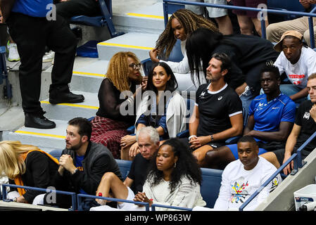 New York, Stati Uniti d'America. 07Th Sep, 2019. Meghan Markle, duchessa di Sussex, orologi Serena Williams degli Stati Uniti in azione contro Bianca Andreescu del Canada insieme con Anna Wintour, Venus Williams e Serena marito Alexis Ohanian all'Arthur Ashe Stadium dell'USTA Billie Jean King National Tennis Center su Settembre 07, 2019 a New York City. Credit: Indipendente Agenzia fotografica/Alamy Live News Foto Stock