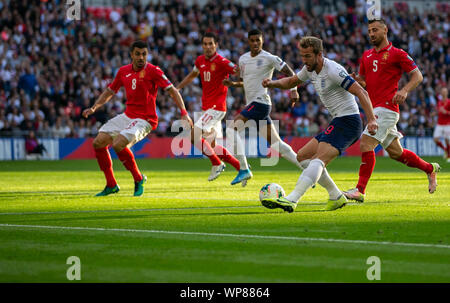 Londra, Regno Unito. 7 Sep, 2019. Inghilterra Harry Kane (seconda R) germogli durante UEFA EURO 2020 turno di qualificazione Gruppo un match tra Inghilterra e la Bulgaria a Londra, in Gran Bretagna il 7 settembre 7, 2019. Credito: Han Yan/Xinhua/Alamy Live News Foto Stock