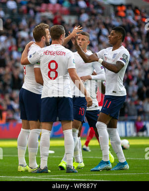 Londra, Regno Unito. 7 Sep, 2019. Inghilterra Harry Kane (1L) festeggia con i compagni di squadra dopo aver segnato la prima sanzione durante UEFA EURO 2020 turno di qualificazione Gruppo un match tra Inghilterra e la Bulgaria a Londra, in Gran Bretagna il 7 settembre 7, 2019. Credito: Han Yan/Xinhua/Alamy Live News Foto Stock