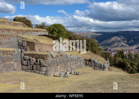 Sacsayhuaman, grande fortezza e tempio complesso dalla cultura Inca nelle colline sopra la città di Cusco, Perù, Sud America. Foto Stock