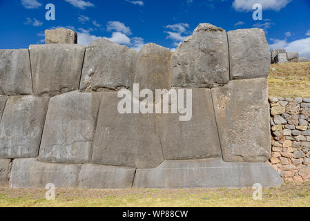 Sacsayhuaman, grande fortezza e tempio complesso dalla cultura Inca nelle colline sopra la città di Cusco, Perù, Sud America. Foto Stock