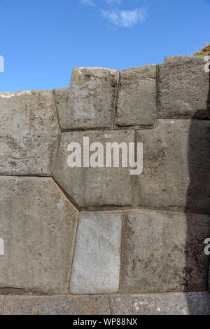 Sacsayhuaman, grande fortezza e tempio complesso dalla cultura Inca nelle colline sopra la città di Cusco, Perù, Sud America. Foto Stock