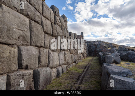 Sacsayhuaman, grande fortezza e tempio complesso dalla cultura Inca nelle colline sopra la città di Cusco, Perù, Sud America. Foto Stock