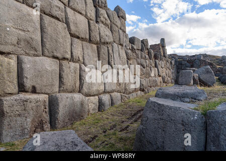 Sacsayhuaman, grande fortezza e tempio complesso dalla cultura Inca nelle colline sopra la città di Cusco, Perù, Sud America. Foto Stock