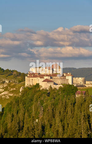 Vista del Chateau de Joux al tramonto - La Cluse et Mijoux Doubs Franche Comté Francia Foto Stock