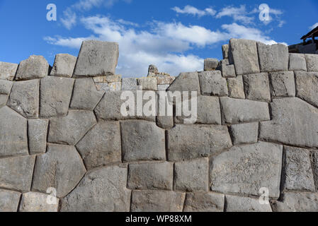 Sacsayhuaman, grande fortezza e tempio complesso dalla cultura Inca nelle colline sopra la città di Cusco, Perù, Sud America. Foto Stock