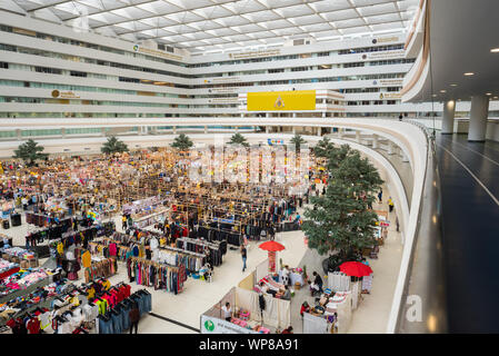 Bangkok - Luglio 11, 2019: la sala principale di Chaeng Watthana Government Complex occupata da un cibo e vestiario mercato. Foto Stock