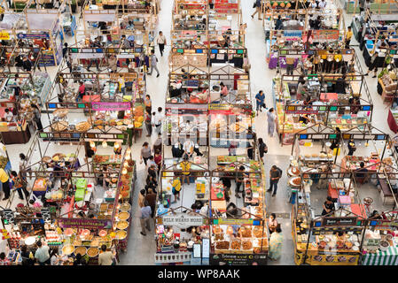 Bangkok - Luglio 11, 2019: il mercato del cibo nella sala principale di Chaeng Watthana Government Complex. Foto Stock