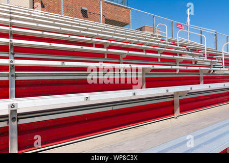 Vuoto High School stadio bleachers nel Midwest. Foto Stock