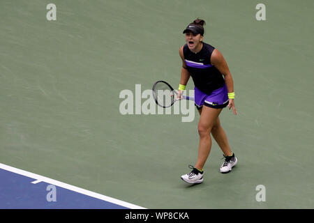 New York, Stati Uniti d'America. 7 Sep, 2019. Bianca Andreescu del Canada reagisce durante le donne singoli match finale tra Bianca Andreescu del Canada e Serena Williams degli Stati Uniti in 2019 US Open in New York, Stati Uniti, Sett. 7, 2019. Credito: Li Muzi/Xinhua/Alamy Live News Foto Stock