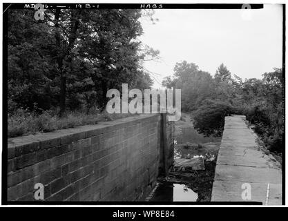 Serratura 18 (non bloccare 20), a Great Falls MD. Sebbene la Libreria del Congresso sito dove questa foto è stata originariamente scoperto dice la serratura 20, chiudere l'esame di questa foto mostra che essa non è la serratura 20 ma la serratura 18. Vedere file:Bloccaggio 18 a Great Falls, storico, dettaglio da HABS.tiff per ulteriori informazioni. HABS dice [Avvertimento: non preciso]: 1. Storici edifici americano John sondaggio O. Brostrup, fotografo Agosto 6, 1936 10:00 A. M. VISTA DI SERRATURE DAL SUD-OVEST. - Chesapeake & Ohio Canal, Lock n. 20 [sic], MacArthur Boulevard, Great Falls, Montgomery County, MD; Foto Stock