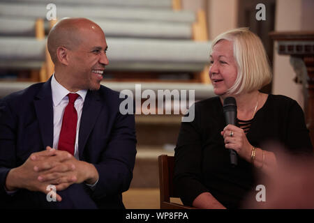 Manchester, New Hampshire, Stati Uniti d'America. 7 Sep, 2019. Il candidato presidenziale Cory Booker incontrato varie New Hampshire fede leader presso la unitaria Chiesa universalista di Manchester, New Hampshire il 7 settembre 2019 a sostegno della sua campagna presidenziale. La conversazione è stata guidata dal reverendo Eric Jackson. Credito: Allison cena/ZUMA filo/Alamy Live News Foto Stock