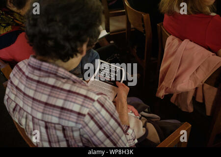 Manchester, New Hampshire, Stati Uniti d'America. 7 Sep, 2019. Il candidato presidenziale Cory Booker incontrato varie New Hampshire fede leader presso la unitaria Chiesa universalista di Manchester, New Hampshire il 7 settembre 2019 a sostegno della sua campagna presidenziale. La conversazione è stata guidata dal reverendo Eric Jackson. Credito: Allison cena/ZUMA filo/Alamy Live News Foto Stock