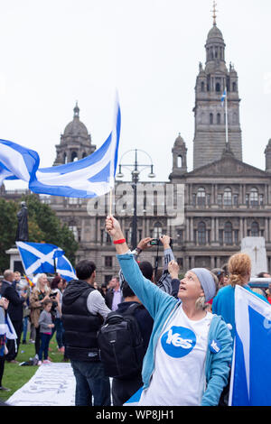 Glasgow, Regno Unito. Xviii Sep 2014. Indipendenza scozzese sostenitori rally, una donna sventola bandiera scozzese a George Square a Glasgow Scozia Scotland Foto Stock