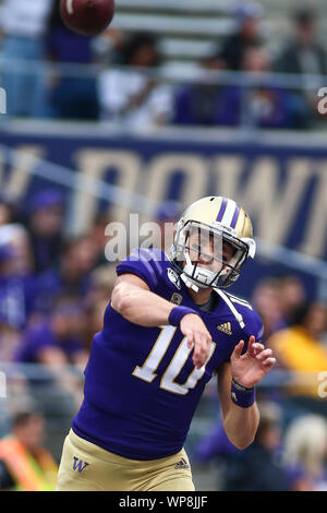 Seattle, WA, Stati Uniti d'America. 7 Sep, 2019. Washington Huskies quarterback Giacobbe Eason (10) si riscalda prima di una partita tra la California Golden Bears e Washington Huskies in Alaska Airlines campo presso Husky Stadium di Seattle, WA. Sean marrone/CSM/Alamy Live News Foto Stock