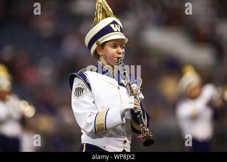 Seattle, WA, Stati Uniti d'America. 7 Sep, 2019. Membri del Washington Huskies marching band eseguire prima un gioco tra la California Golden Bears e Washington Huskies in Alaska Airlines campo presso Husky Stadium di Seattle, WA. Sean marrone/CSM/Alamy Live News Foto Stock