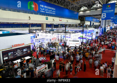 (190908) -- YINCHUAN, Sett. 8, 2019 (Xinhua) -- la gente di visitare una mostra delle alte tecnologie e attrezzature durante il quarto China-Arab membri Expo di Yinchuan, a nord-ovest della Cina di Ningxia Hui Regione autonoma, Sett. 7, 2019. Il quarto China-Arab membri Expo ha contribuito a promuovere la cooperazione transfrontaliera high-tech di scambio e di cooperazione. In una fiera delle alte tecnologie e macchinari posseduto come parte dell'expo, i visitatori sono esposti a grandi scoperte scientifiche e le innovazioni tecnologiche e di attrezzature all'avanguardia sviluppata da high-tech settore. (Xinhua/Feng Kaihua) Foto Stock