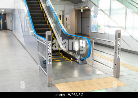 Spostamento automatico escalator, Nippori Toneri Liner stazione Adachi-Odai, Adachi-Ku, Tokyo, Giappone Foto Stock